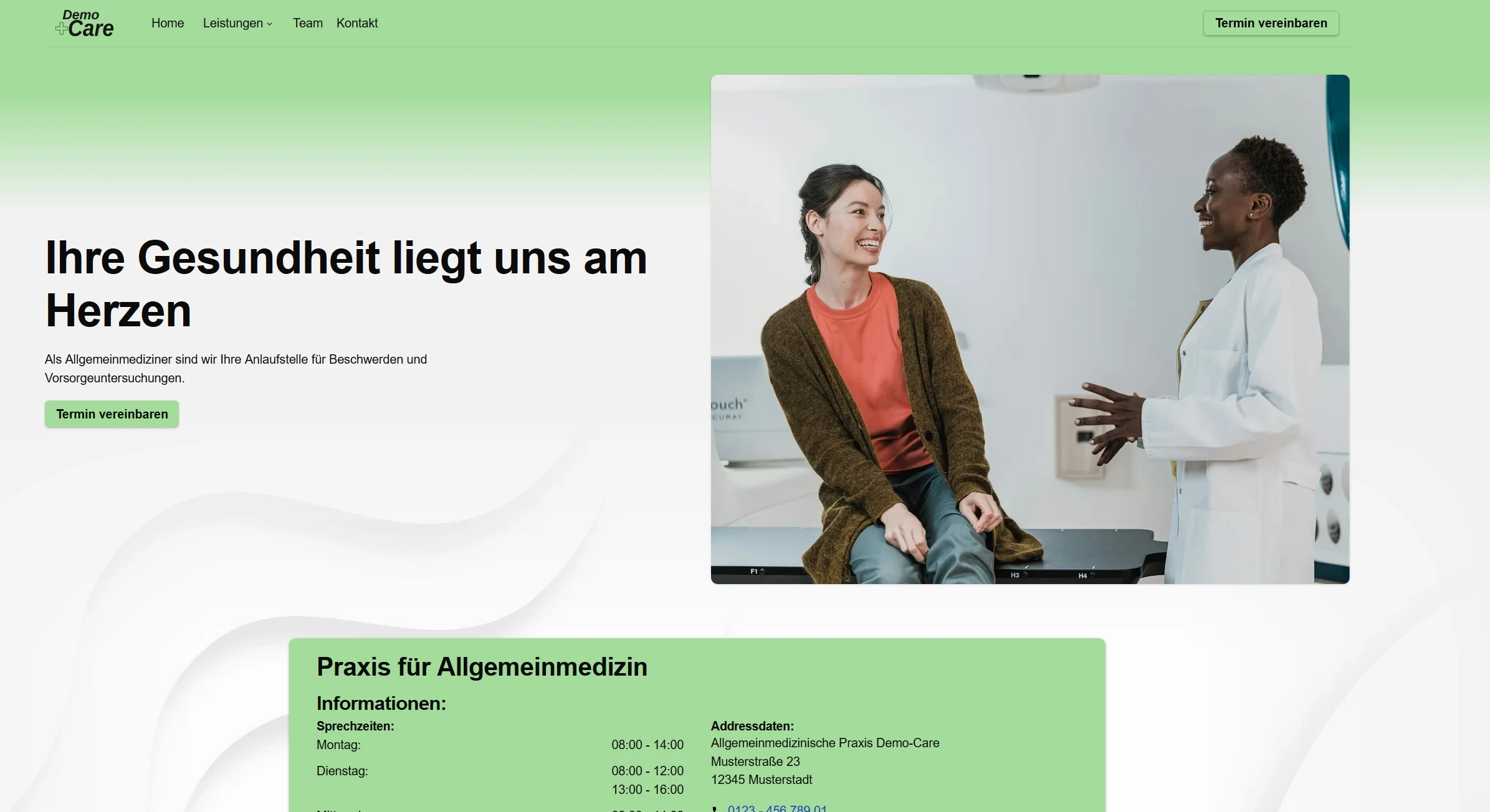 Screenshot der Homepage der fiktiven Demo-Care Arztpraxis.